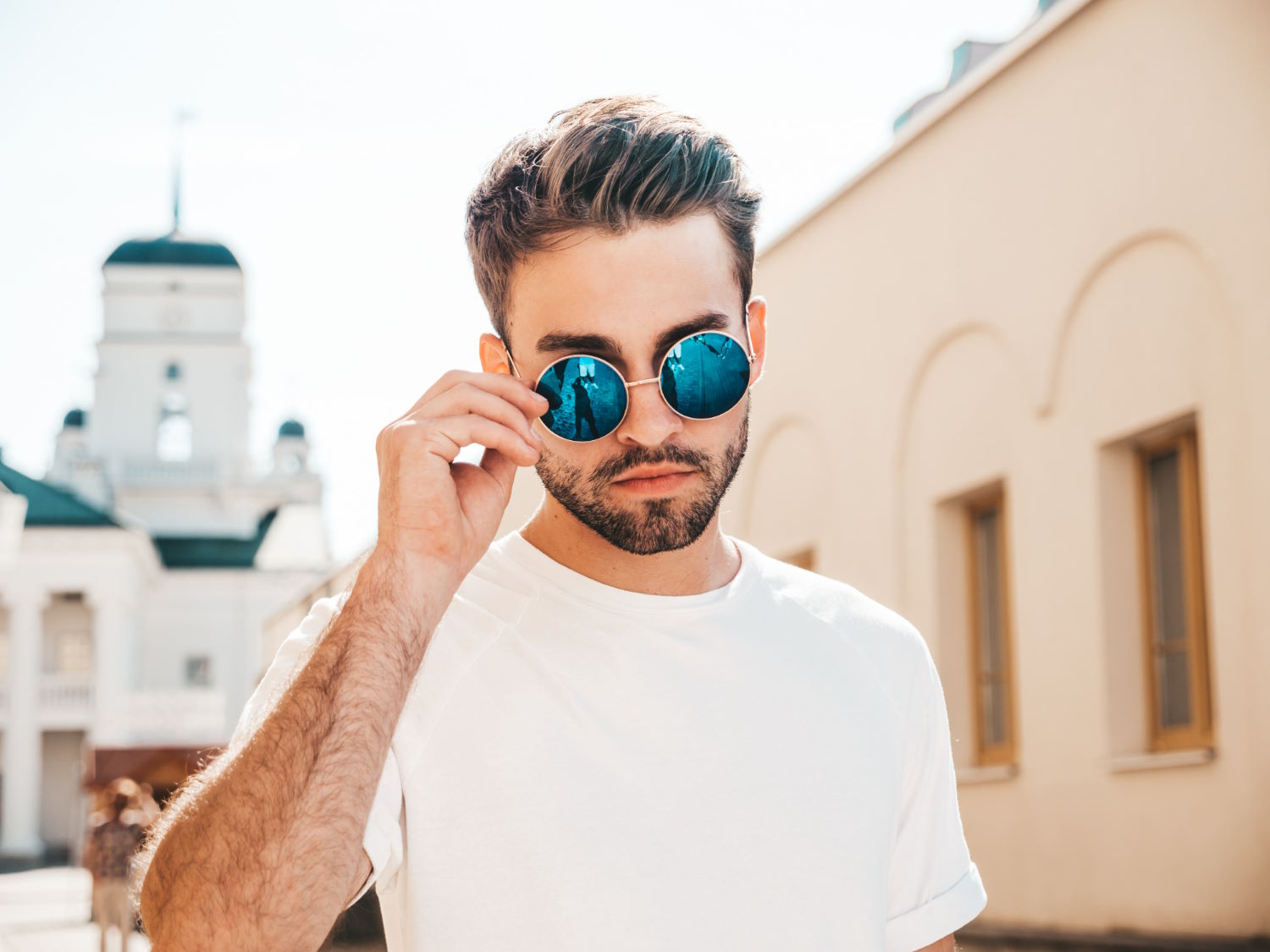 Męskie okulary przeciwsłoneczne to nie tylko modny dodatek, ale również niezbędna ochrona dla naszych oczu